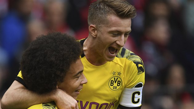 Axel Witsel (vlevo) a Marco Reus z Dortmundu oslavuj gl v utkn proti Freiburgu.