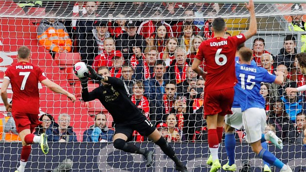 Liverpoolsk brank Adrian zasahuje v utkn proti Leicesteru.