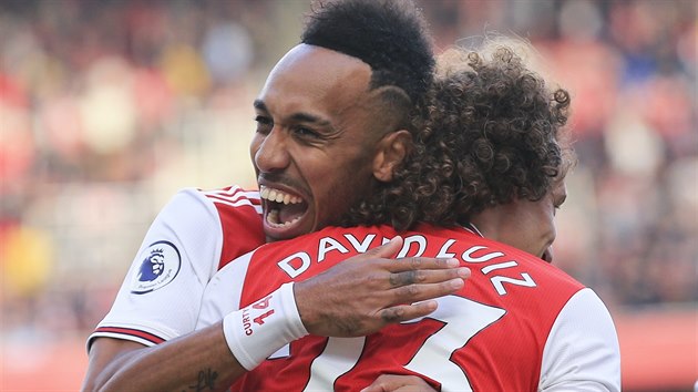 David Luiz a Pierre-Emerick Aubameyang z Arsenalu oslavuj vstelen gl.