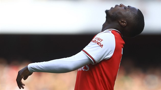 Nicolas Pepe z Arsenalu lituje zahozen ance.