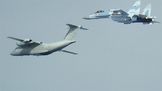 Rusk transportn letoun An-72 a sthac stroj Su-35S identifikovan v z 2019 eskmi letci nad Baltem