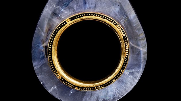 Caligulv safrov prsten je soust rozshl sbrky klenot, kter bude drait proslul londnsk klenotnictv Wartski. (2. jna 2019)