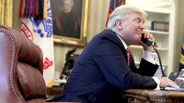 Americk prezident Donald Trump ti telefonnm hovoru s irskm premirem Leo Varadkarem (27. ervna 2017)