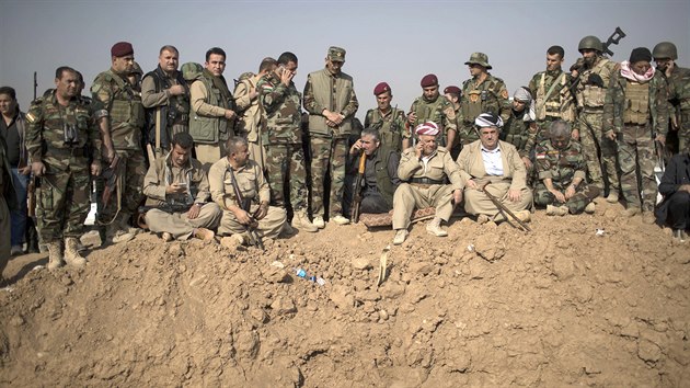 Velen kurdskch jednotek bhem bitvy proti bojovnkm Islmskho sttu u severoirckho msta Bashiqa v listopadu 2016.