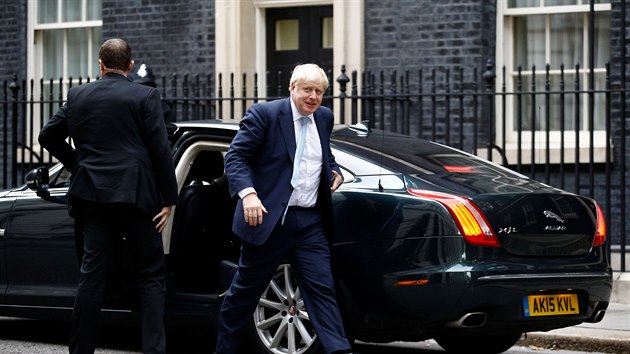 Britsk premir Boris Johnson opout Downing Street v Londn. (3.jna 2019)