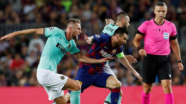 Kapitn Barcelony Lionel Messi se prodr mezi Milanem kriniarem (vlevo) a Marcelem Brozoviem (vpravo), dvma brncmi fotbalisty Interu.