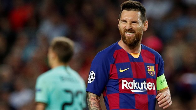 Lionel Messi s kapitnskou pskou bhem zpasu Ligy mistr mezi Barcelonou a Interem Miln.