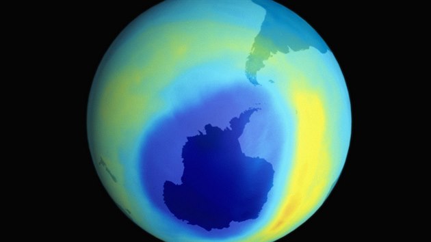 Ozonov dra, jako je nad Antarktidou na snmku, nad Arktidou nen. Zatm.