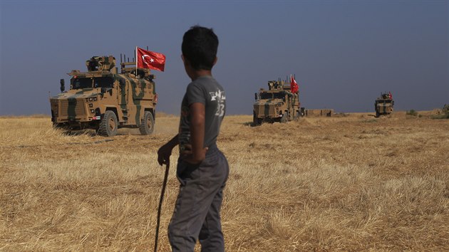 Tureck a americk jednotky na jedn ze svch poslednch spolench hldek na severu Srie. Pot, co tureck prezident Recep Tayyip Erdogan oznmil invazi do dalch st severu Srie, se amerit vojci zaali stahovat. (4. jna 2019)