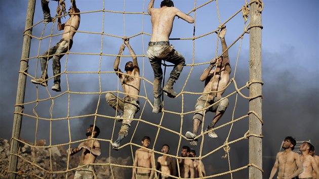 Tureckem podporovan bojovnci Svobodn syrsk armdy se pipravuj na tureckou invazi na sever Srie. (7. jna 2019)