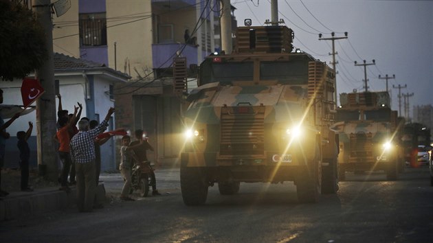 Turci z provincie Sanliurfa vtaj konvoj tureck armdy, kter prv m do Srie napadnout kurdsk bojovnky. (9. jna 2019)