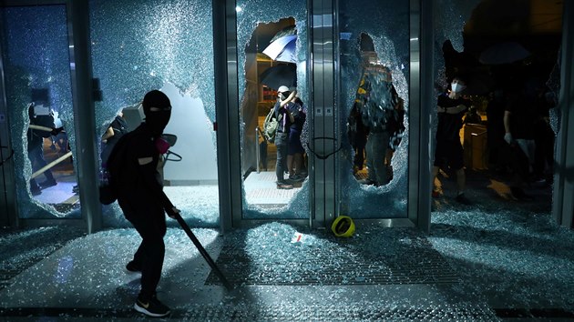 Protivldn demonstranti bhem hongkongskch protest rozbjej okna. (4. jna 2019)