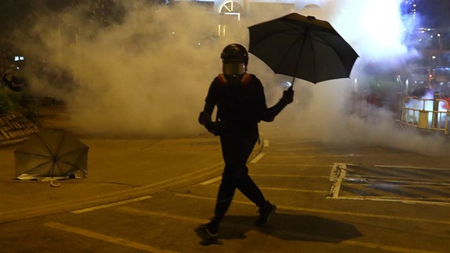 Protivldn demonstrant utk ped slznm plynem. (4. jna 2019)