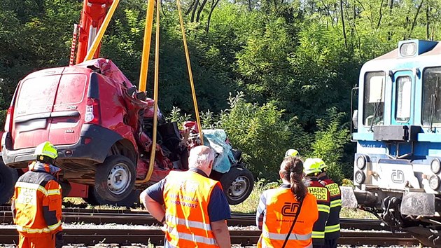 Pi srce vlaku s automobilem na pejezdu v anov na Znojemsku zemeli dva lid uvnit auta. Vlak jej tlail piblin tvrt kilometru.