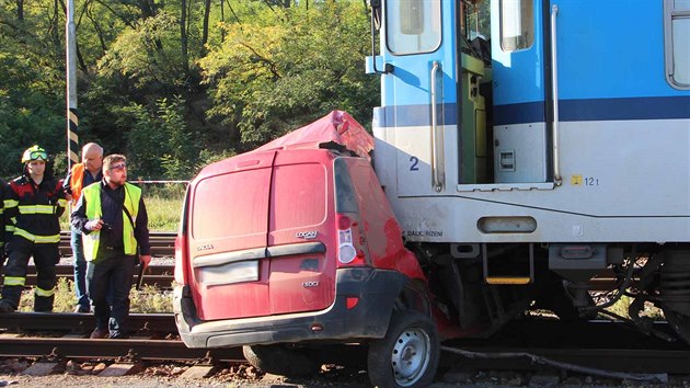 Pi srce vlaku s automobilem na pejezdu v anov na Znojemsku zemeli dva lid uvnit auta. Vlak jej tlail piblin tvrt kilometru.