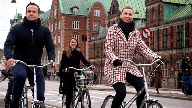 Dnsk premirka Mette Frederiksenov a irsk premir Leo Varadkar jedou na kolech.