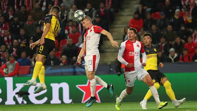 Slvista Petr evk hlavikuje v utkn Ligy mistr proti Dortmundu.