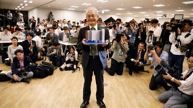 Akira Joiro na tiskov konferenci po oznmen Nobelovech cen 9. jna 2019 s modelem lihthium-iontov baterie