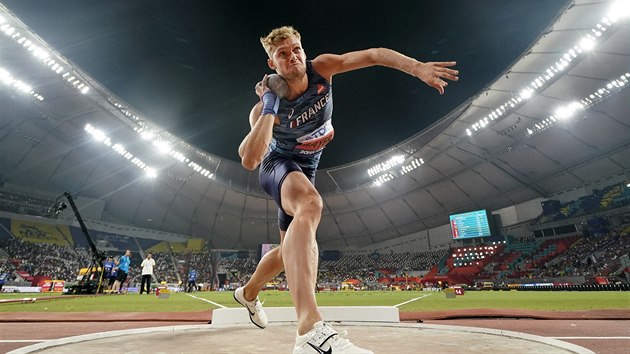 Kevin Mayer v koulaskm sektoru bhem desetiboje na mistrovstv svta v Dauh. 