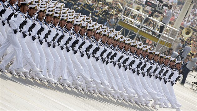 Ped zraky nskch politik shromdnch na tribun na nmst Tchien-an-men prolo 15 tisc vojk, zatmco pihlely tisce divk s nskmi vlajkami. (1. jna 2019)