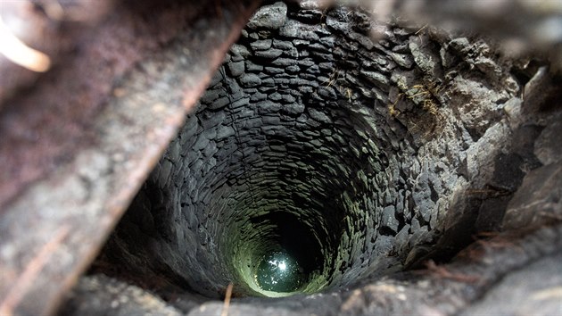 Archeologov po vce ne sto letech znovu odkryli zhruba pl tiscilet starou studnu na Hornm nmst v Perov. Zodpovdli tak konen otzku, zda nebyla v minulosti zasypna pot, co ztratila svj vznam. Men ukzalo, e studna je hlubok asi 14 metr a dole je dodnes voda sahajc do vky zhruba ti metry.