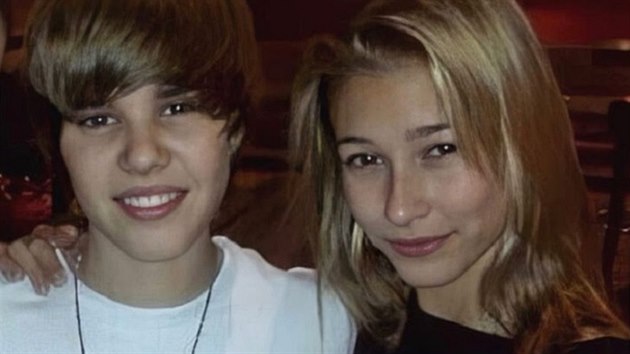 Justin Bieber sdlel na svm Instagramu fotografii, na kter je spolu s Hailey Baldwinovou ve svch tincti letech. Pipsal: Tady to vechno zaalo.