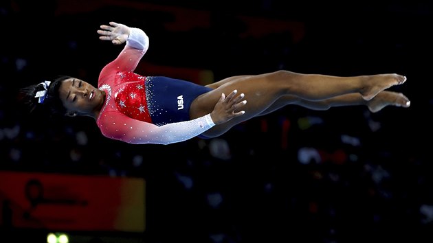 Americk gymnastka Simone Bilesov bhem finle soute drustev na MS ve Stuttgartu.