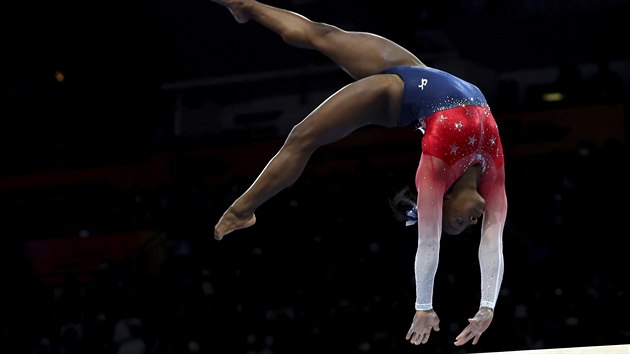 Americk gymnastka Simone Bilesov bhem finle soute drustev na MS ve Stuttgartu.