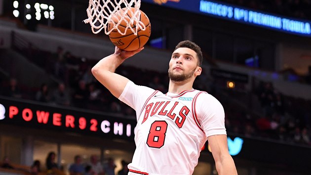 Zach LaVine z Chicaga smeuje.