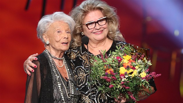 Legendární Zdenka Procházková předává celoživotní Thálii operní legendě Gabriele Beňačkové (5. října 2019).