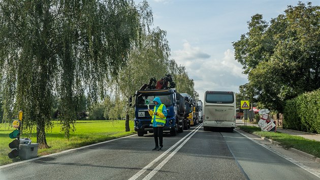 Silnii opravuj na tyech mstech silnici z Hradce Krlov na Jin (26. 9. 2019).