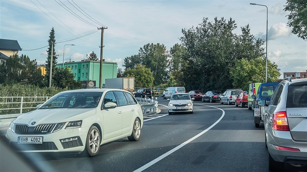 Silnii opravuj na tyech mstech silnici z Hradce Krlov na Jin (26. 9. 2019).