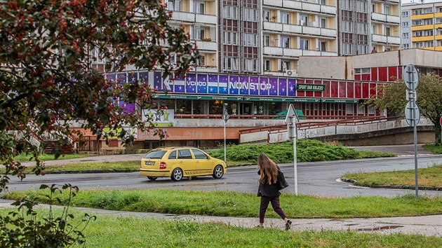 Obyvatel panelku v hradeck Kejzlarov ulici odmtaj rozen herny (2. 10. 2019).