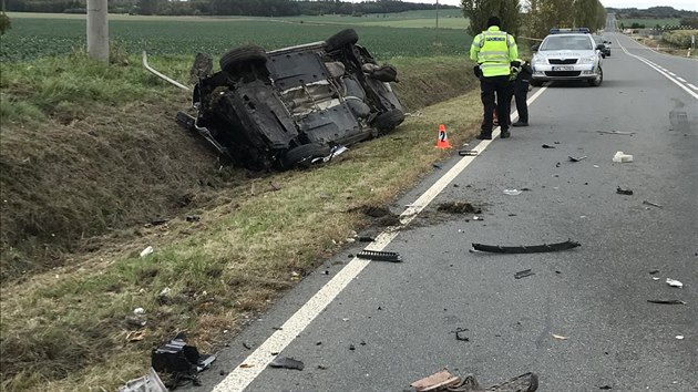 Policist pi pronsledovn vozidla, kter jim na Tachovsku ujdlo vysokou rychlost, havarovali. Stetli se s traktorem. (3. jna 2019)