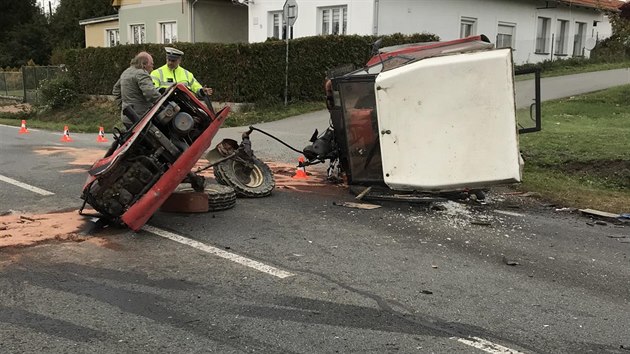 Policist se pi pronsledovn vozidla, kter jim na Tachovsku ujdlo vysokou rychlost, stetli s traktorem. (3. jna 2019)