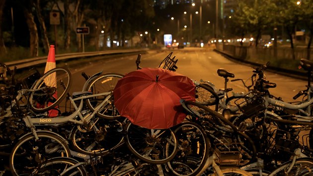 MEZITM V HONGKONGU. Prodemokratick detnkov hnut o vkendu oslavilo pt let od svho vzniku. Policist proti demonstrantm nepestvaj pouvat slzn plyn a vodn dla, objevuj se i prvn zprvy o pouit ostrch nboj. (1. jna 2019)