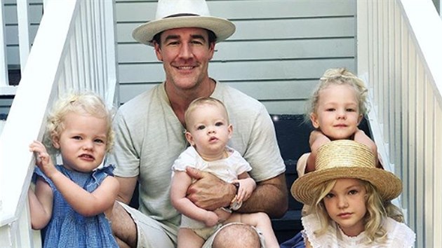 James Van Der Beek a jeho pt dt Emilia, Gwendoyln, Joshua, Annabel a Olivia (2019)