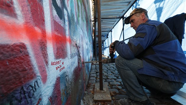 Zaala oprava Lennonovy zdi v Praze, po jejm dokonen se bude na mst dt malovat jen se souhlasem. (7. 10. 2019)
