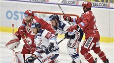 TĚSNO PŘED BRANKOU TŘINCE. Zleva David Musil z Třince, Jan Schleiss a Roberts... TĚSNO PŘED BRANKOU TŘINCE. Zleva David Musil z Třince, Jan Schleiss a Roberts...