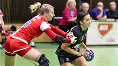 Olomoucká Tereza Fryčáková (vpravo) v utkání proti Slavii. Napadá ji Eliška... Olomoucká Tereza Fryčáková (vpravo) v utkání proti Slavii. Napadá ji Eliška...