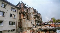Po explozi a požáru v domě v Lenoře pomáhají lidé s úklidem okolí i sousedních... Po explozi a požáru v domě v Lenoře pomáhají lidé s úklidem okolí i sousedních...