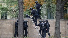 Policisté pelézají ze blízko místa stelby v nmeckém Halle (9. íjna 2019).