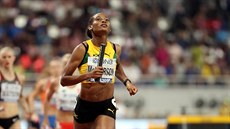 Jamajanka Stephenie Ann McPhersonová dobíhá do cíle v rozbhu závodu na 4x400...