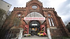 Nápis Centrum levného nákupu se zatím skví na Nové synagoze ve Velkém Meziříčí.... Nápis Centrum levného nákupu se zatím skví na Nové synagoze ve Velkém Meziříčí....