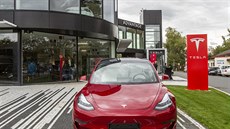 První eský showroom automobilky Tesla je v praských Vysoanech.