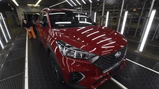 Zaměstnankyně automobilky Hyundai kontroluje právě vyrobený vůz 9. října 2019 v... Zaměstnankyně automobilky Hyundai kontroluje právě vyrobený vůz 9. října 2019 v...