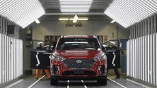 Zaměstnankyně automobilky Hyundai kontrolují právě vyrobený vůz 9. října 2019 v... Zaměstnankyně automobilky Hyundai kontrolují právě vyrobený vůz 9. října 2019 v...