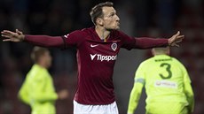 Sparanský útoník Libor Kozák oslavuje svj gól proti Karviné.