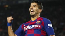 Luis Suarez, stelec Barcelony, oslavuje svoji trefu proti Seville.