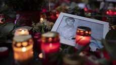 K pražské vile Karla Gotta lidé stále nosí květiny a zapalují svíčky. (3. října... K pražské vile Karla Gotta lidé stále nosí květiny a zapalují svíčky. (3. října...